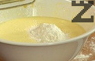 Разбъркваме с помощта на шпатула, прехвърляме на части към яйцата.