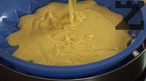 Разбиваме с миксер, поставяме в силиконова форма за печене /намаслена и набрашнена тавичка/ с диаметър 25-26 см.