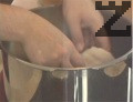 Поставяме шкембето в тенджера под налягане. Слагаме и стрития бульон, наливаме вода. След като налягането се повиши, варим 45-60 мин.