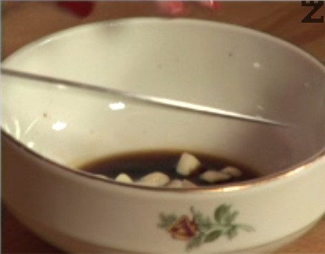 В купичка смесваме всички продукти за маринатата.