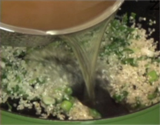 Después de 30 segundos, poner arroz. Freírlo y cuando se vuelva transparente, verter 600 ml del agua en la que hemos cocido al vapor las verduras verdes. 