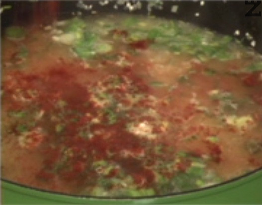 Espolvoreamos con pimentón y añadimos el apio. Cortar las verduras cocidas y las transferimos al resto de ingredientes. 