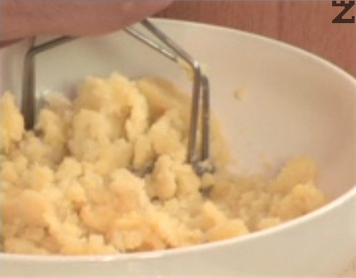 Machacamos las patatas cocidas hasta obtener un puré. Salpimentamos al gusto y añadimos un trocito de mantequilla. 