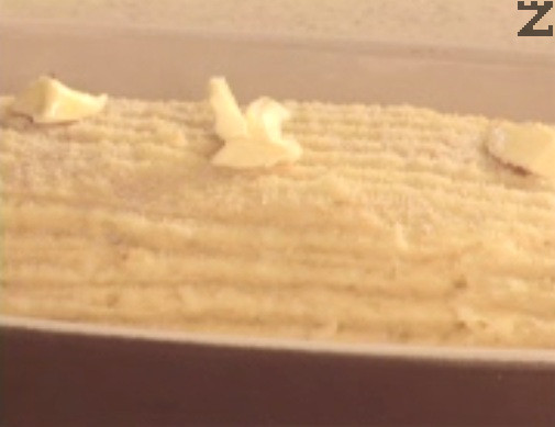 Repartimos unos trocitos de mantequilla por encima. Colocamos la fuente a media altura en el horno precalentado y horneamos a 180 °C durante 40–45 minutos. Servimos con una ensalada al gusto.