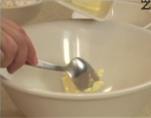 Приготвяме платката. В купа слагаме захар и краве масло. За кратко разбъркваме с миксер и добавяме брашно. 