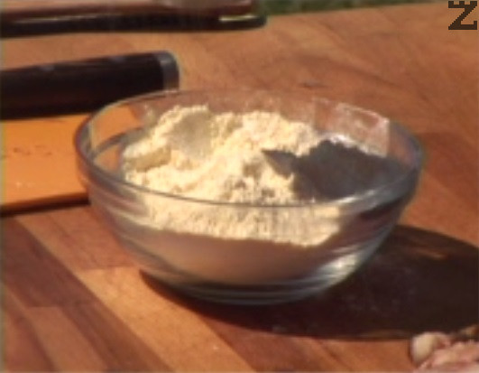 В купичка с брашно поръсваме със сол на вкус, натрошаваме бисквити. Овалваме рибата и я запържваме за кратко в сгорещено олио. 