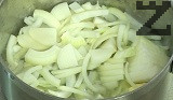  Calentamos la mantequilla y el aceite, añadimos la cebolla pelada y cortada en rodajas. Freír a fuego muy lento durante unos 20-30 minutos. Sin poner tapa. Añade la harina, mezcla bien. 
