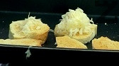  Para hacer los crutones, tuesta las rodajas en una sartén (tostadora) hasta que estén doradas о en la parrilla о en el horno en la rejilla superior. 