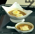  Servir la sopa en cuencos, colocando 2 crutones encima, espolvoreados generosamente con el Queso Emmental rallado. Coloque los recipientes en el horno hasta que el queso se derrita y adquiera una coloración dorada.