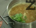  Ponemos tomillo, perejil picado u orégano en la sopa. Cocine a fuego muy lento con la tapa puesta durante 25 minutos. 