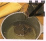 В касерола се кипват предвидените за сиропиране вода и захар, вари се минута и тогава се налива плодовия сироп. съвет: вместо сироп може да се добави супена лъжица бренди, или десертно вино, както и плодов ликьор например 'Cointreau'.