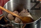 Нарязваме месото на хапки. В голяма тенджера загряваме олио и запържваме за 3 минути месото, наливаме 100 мл гореща вода ( 1/2 чаша и оставяме месото ).да побелее на слаб огънза около 15 минути.