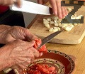 Лука се нарязва на ситно и добавя при месото, посолява се и след 2 минути се. добавяме нарязаните на кубчета домати