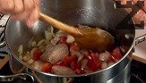 Разбъркваме и оставяме да врина тих огън под похлупак, за 15 минути докато се посгъсти сместа. Поръсваме с чубрица, червен и черен пипер. Разбъркваме, оставяме да къкри за още 5 минути или докато месото омекне напълно. 