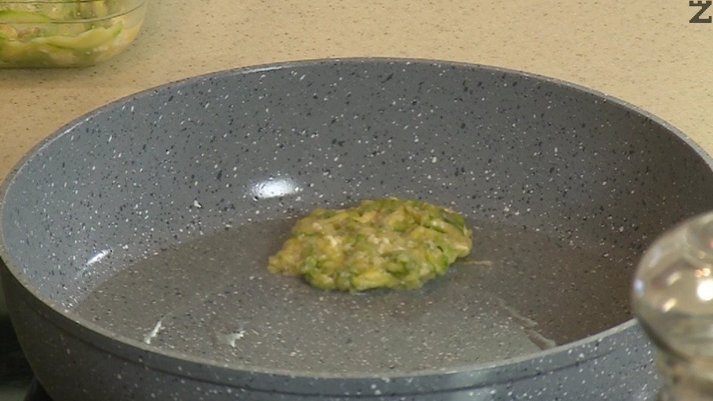 Caliente bien el aceite en una sartén profunda y fría 4-5 albóndigas. 