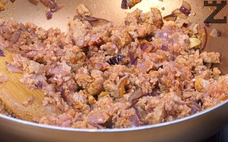 Запържва се за 20-30 секунди и се слага кайма. Пържи се за няколко минути да стане на трохи и към нея се слагат доматите. 