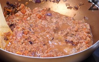 Посолява се и се слага канела по желание. Поръсва се със смлян черен пипер. Нарязва се на дребно риган и слага в тигана. Сместа се задушава 10 минути. 