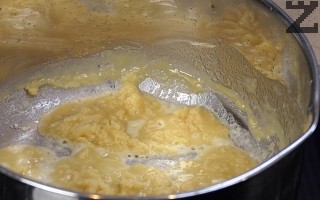 Приготвя се сос Бешамел като брашното се запържва в масло до златисто. След това се залива със студено прясно мляко и като се бърка непрекъснато с тел се оставя да заври. 