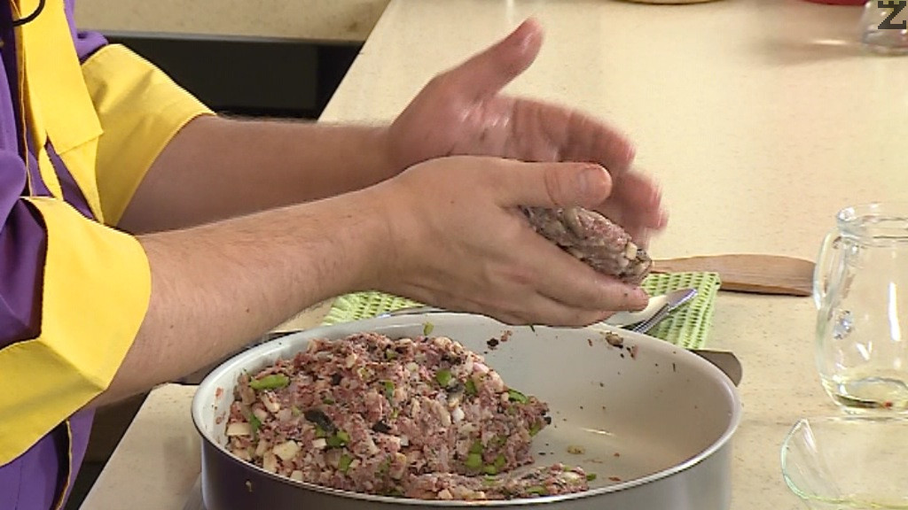 Каймата се подправя с чубрица и сол. Слагат се дребно нарязаните продукти и хубаво се омесва. От сместа се оформят четири големи плоски кюфтета и хубаво се намасляват с олио.