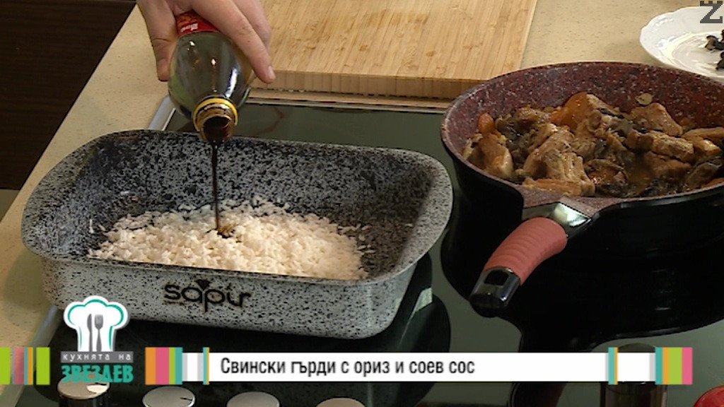 След това се отцежда от водата и слага в тава, полива се със 2 с.л. соев сос и се слага задушеното месо. 