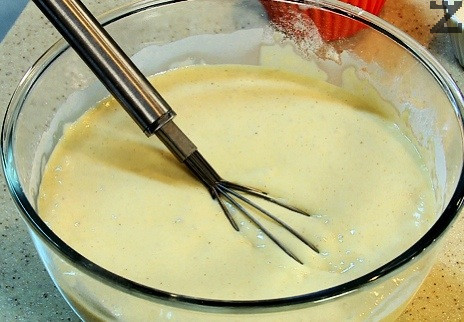 В купа се налива прясно мляко и газирана вода. Слага се мая, щипка сол и щипка захар. Хубаво се разбиват. Тогава се добавя яйце и отново се разбива. Постепенно се слага брашно и бърка докато се получи гъста смес. Оставя се за 30 минути да втаса. 