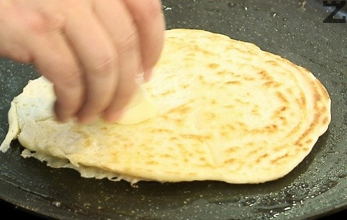 Докато се пекат се намазват с масло.