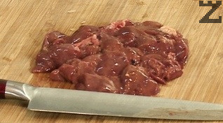 Пилешките дробчета се нарязват на две-три парченца и слагат в плънката. 