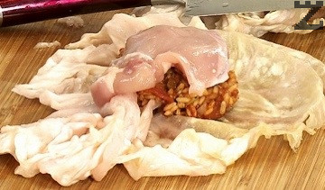 Зелевите листа се почистват от кочана, в средата се слага по една-две лъжици от плънката и в центъра парче пиле. 