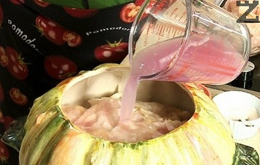 Заливат се с зелев сок и вода докато се покрият. Поливат се с 2 с.л. олио. 