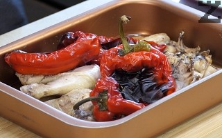 След като се запече се изважда, махат се пиперките и на тяхно място се редят домати. 