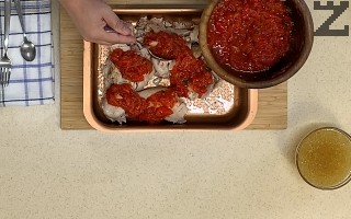 В нея се слага пилешкото и покрива със стритите зеленчуци. 