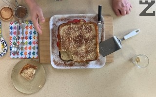 Нарязва се на квадрати и сервира. 