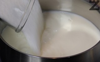 Прави се сироп, като в тенджерка се смесват мляко, захар и вода, загряват се до завиране. 