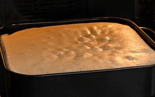 Фурната се загрява до 190°. Блатът се пече за 25-28 минути в ниската част. Изважда се и оставя да изстине. Маха се хартията. 