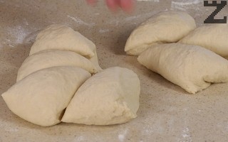 Разделя се на 8-10 къса и се оформя на топки. Всяка топка се прави на земел.