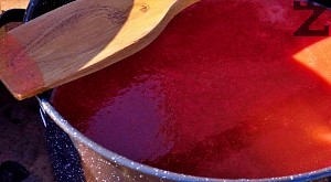 Смлените домати се слагат в тенджера или плитка тава и се варят, докато се сгъстят. Целта е да се получи доматено пюре. Разбърква се периодично, което е важно, за да не загори. 