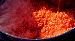 След като овкусите лютеницата, имайте предвид, че след стерилизацията вкусът ѝ ще стане по-силен. Затова е добре да бъде една идея по-малко сладка и една идея по-малко солена, за да не останете разочаровани накрая. Аз посочвам моята любима пропорция между солта и захарта. 