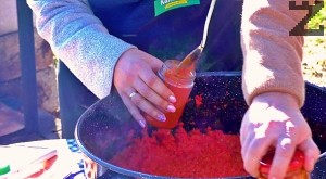 Бурканите за лютеницата трябва да се измият добре и да се попарят с гореща вода. След това се пълнят с лютеницата до ръба. Капачките се заливат с вряла вода, изваждат се и с тях бурканите се затварят. 