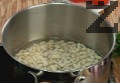 Накисваме зрелия фасул във вода от предната вечер. След това го отцеждаме, наливаме малко студена вода в тенджерата с фасула и я слагаме на котлона, за да кипне. Отцеждаме отново водата на фасула и наливаме 1.200 л студена вода. След като кипне варим 30-40 минути докато омекне.