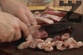 Нарязваме свинското месо на кубчета ( 2-3 см) и го прехвърляме в купа.