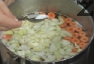 Нарязваме кромид лук на едро и моркови на колелца. Слагат се при картофите посоляват се и сваряваме зеленчуците под капак за около 30 мин.