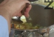 Отцеждаме водата, връщаме сварените зеленчуци в тенджерата и ги намачкваме. Наливаме прясно мляко, добавяме краве масло, сол и горчица и хубаво разбъркваме. Прехвърляме пюрето от зеленчуци в чиния за сервиране. Отгоре правим дупка, в която може да поставим колбас по желание.