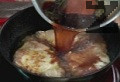 Заливаме запържените котлети със соса, добавяме магданоз и задушаваме още около 10 мин. След като течността се редуцира, поднасяме ястието.