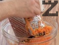 Настъргваме моркови на фино ренде. Смиламе печени орехови ядки с малко захар.