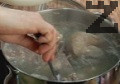 Поставяме агнешки дреболии в тенджера и ги заливаме със студена вода. Посоляваме, слагаме черен пипер и дафинов лист и варим под капак за 30-40 мин.