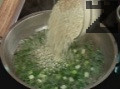 Нарязваме на ситно сварените дреболии и ги прехвърляме в купа, като запазваме водата.