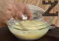 Прехвърляме ориз и след като стане стъклен, слагаме кубчета домати. За кратко разбъркваме, посоляваме и прехвърляме в тава за печене.