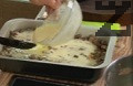 Поръсваме с пресни подправки и черен пипер на вкус. Поставяме тавата в средата на предварително затоплена фурна. Печем на 180 градуса в продължение на 20-25 мин.