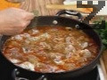 Овалваме дробчетата в брашно и ги поставяме в тигана. Добавяме стрит телешки бульон, чубрица, черен пипер. Варим 10-15 мин. под капак, без да разбъркваме. След като ястието е готово, поръсваме с нарязан пресен магданоз и поднасяме.