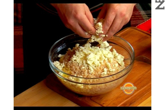 В купа настъргваме обелените картофи на едро ренде. Прехвърляме кускуса при картофите, натрошаваме сиренето и добавяме яйца.